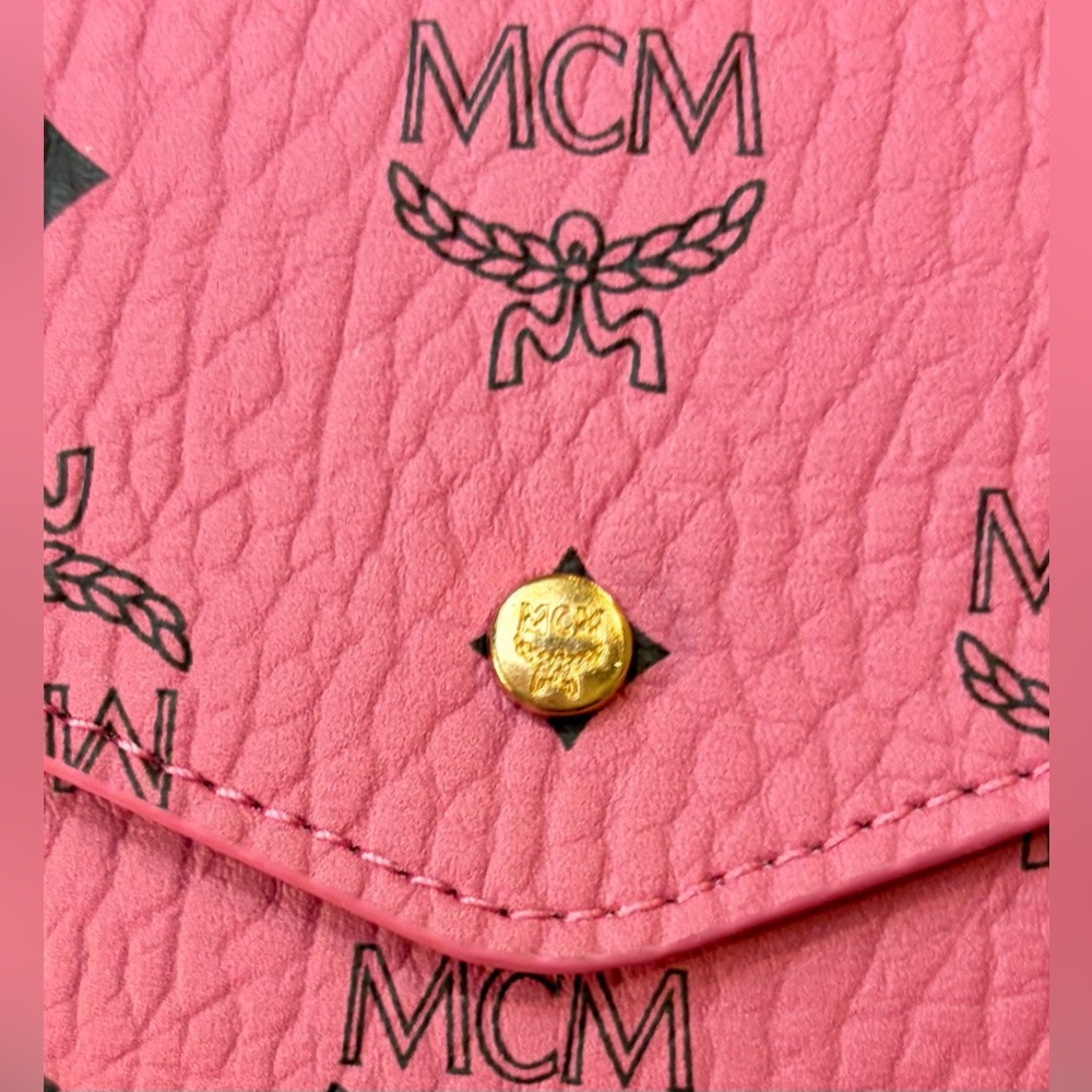 NIP/NIB MCM PINK ENVELOPE CLUTCH OR ADD A CHAIN FOR A CROSSBODY
Parfumes Coll. - Picture 5 of 9